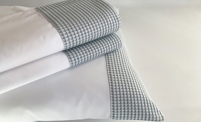 Top sheet with pillows in 200 threads...