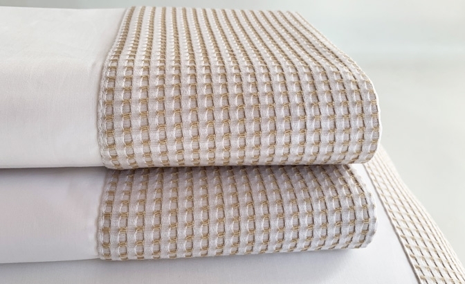 Top sheet with pillows in 200 threads...