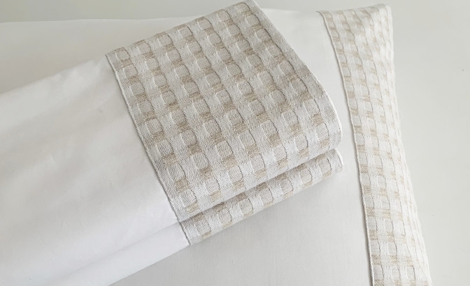 Top sheet with pillows in 200 threads...