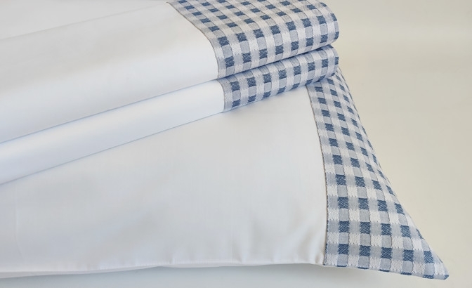 Top sheet with pillows in 200 threads...