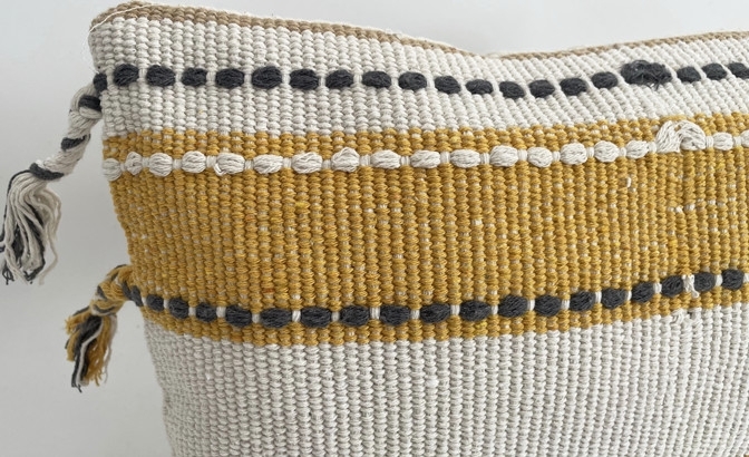 Almofada bege amarelo